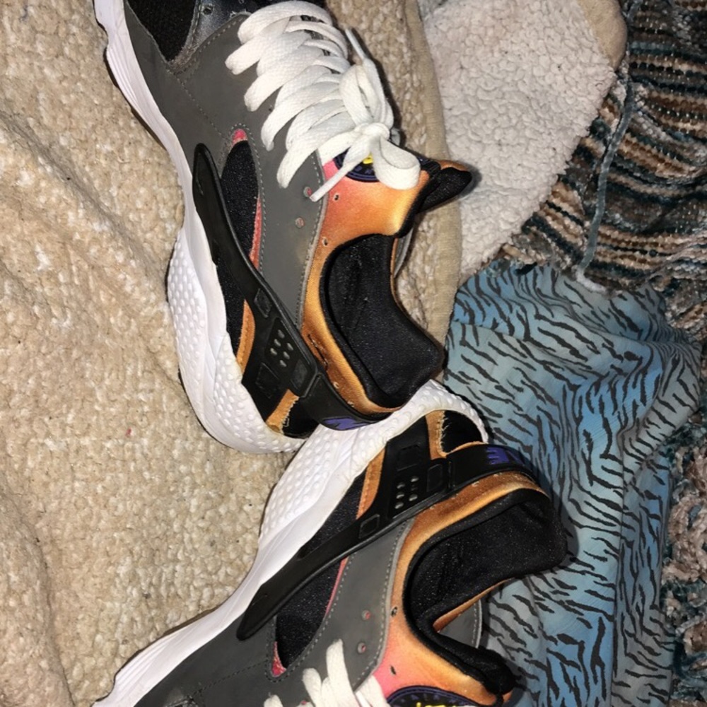 Shoes - Picture 3 of 8